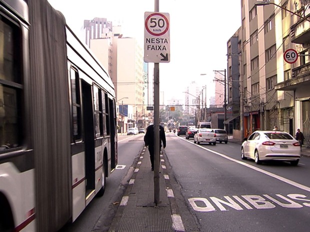 Transitar no corredor de ônibus vira infração gravíssima